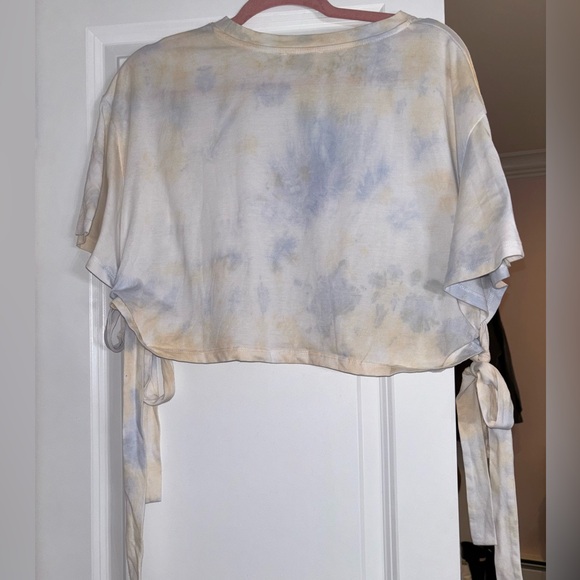 Cream crop top with tie dye blue and ties on the side, storia brand size large - Picture 2 of 2